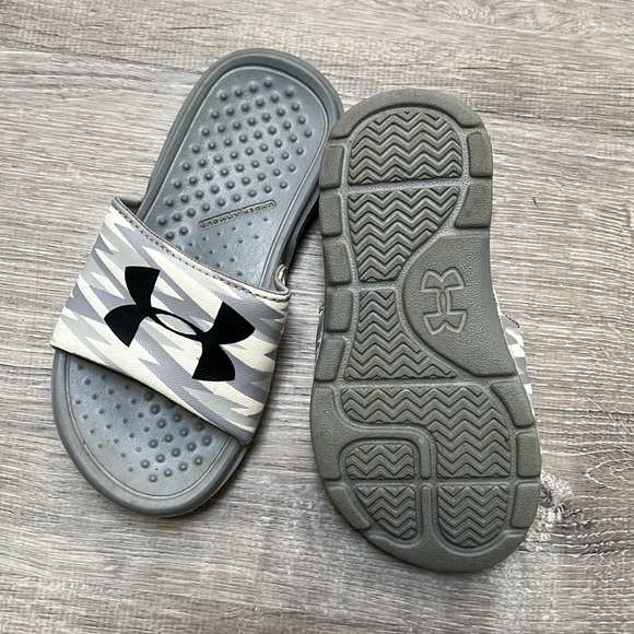 Kids Under Armour Slides - Picture 3 of 3